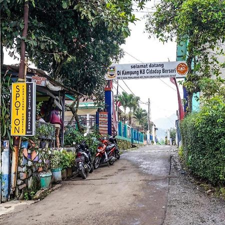 Oyo Homes 90917 Eco Tourism Geopark Padalarang Homestay Syariah Бандунг Екстериор снимка